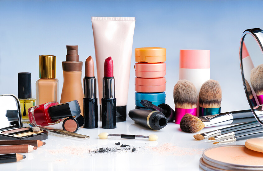 المواد الكيميائية الأبدية في مستحضرات التجميل تهدد الصحة والبيئة