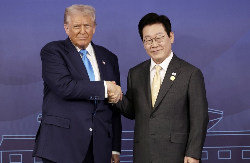 ترامب يفاجئ رئيس كوريا الجنوبية بهدية رمزية خلال القمة