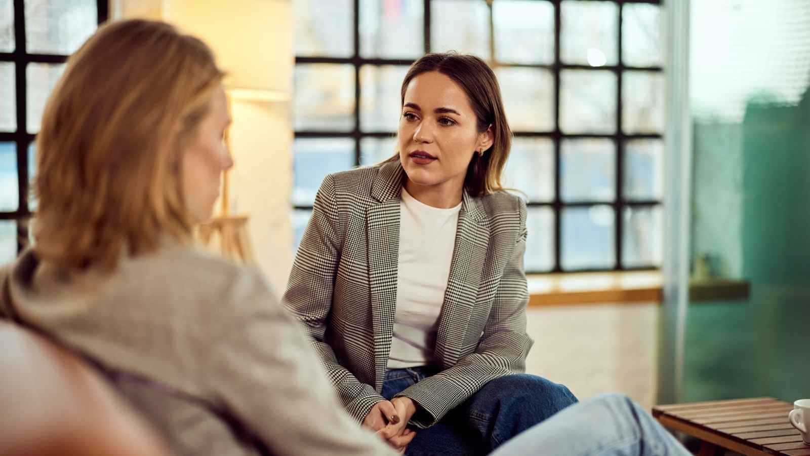 كيف تسألين بلباقة دون أن تتجاوزي حدود الآخرين