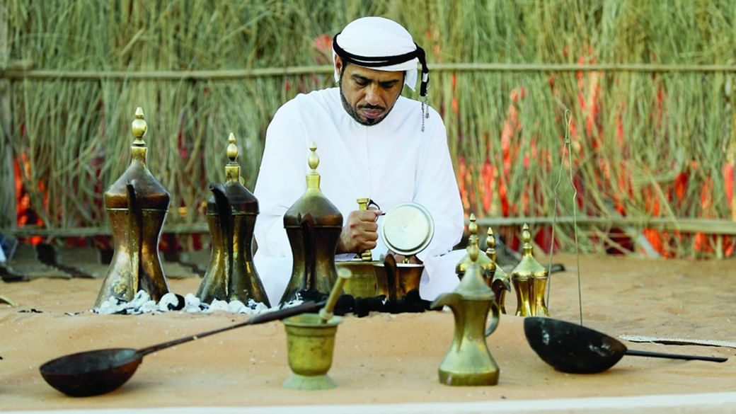  القهوة الإماراتية.. فنجان يروي حكاية الكرم والأصالة