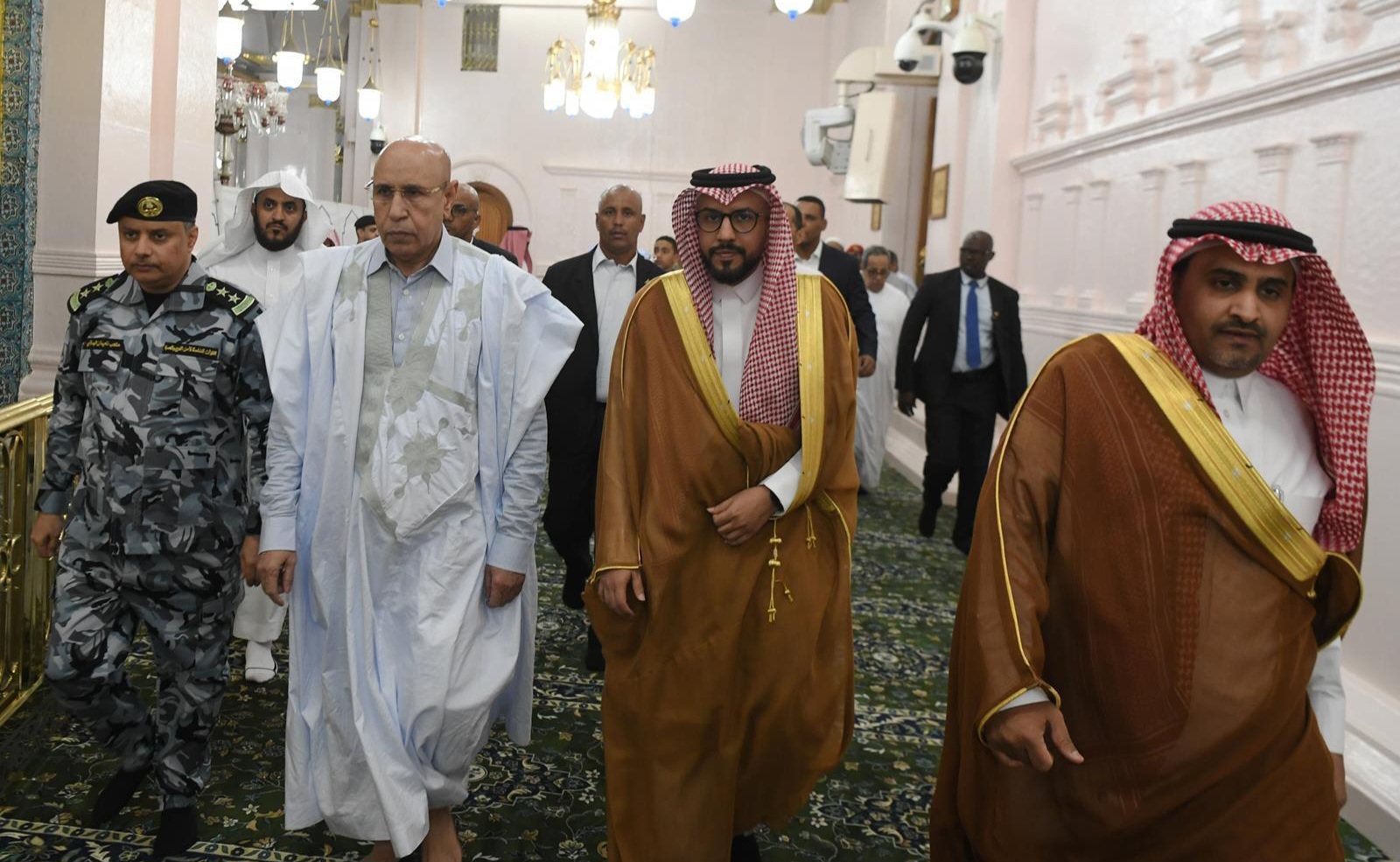 الرئيس الموريتاني يزور المسجد النبوي الشريف ويؤدي الصلاة