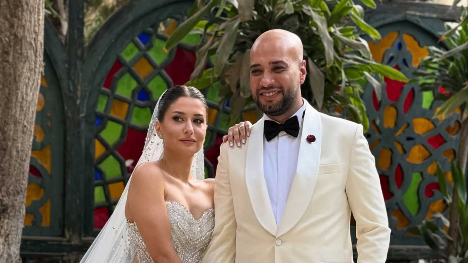 حاتم صلاح وزوجته يؤديان العمرة بعد أيام من زفافهما