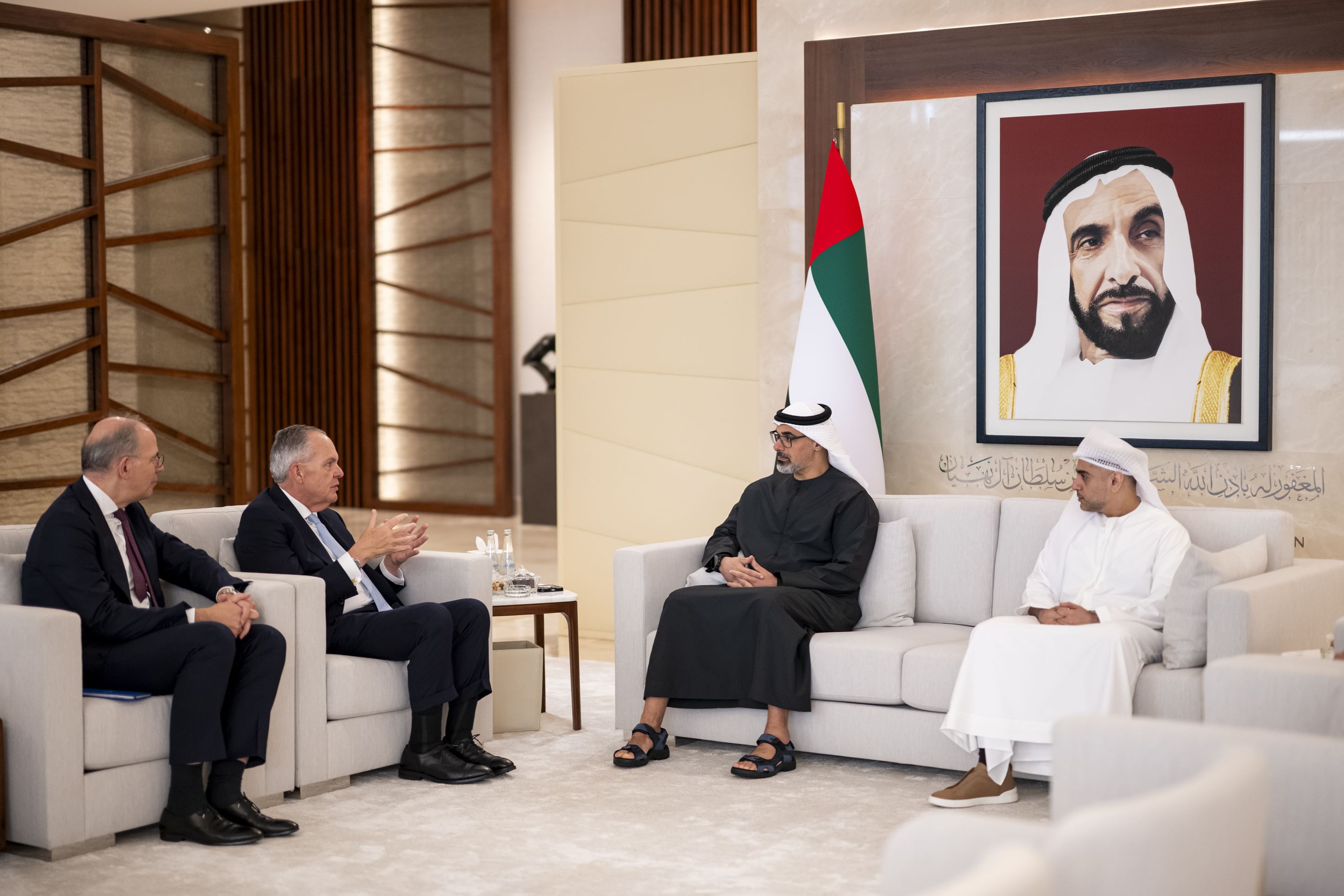 خالد بن محمد يبحث تعزيز الشراكات المالية مع "ستيت ستريت" في أبوظبي