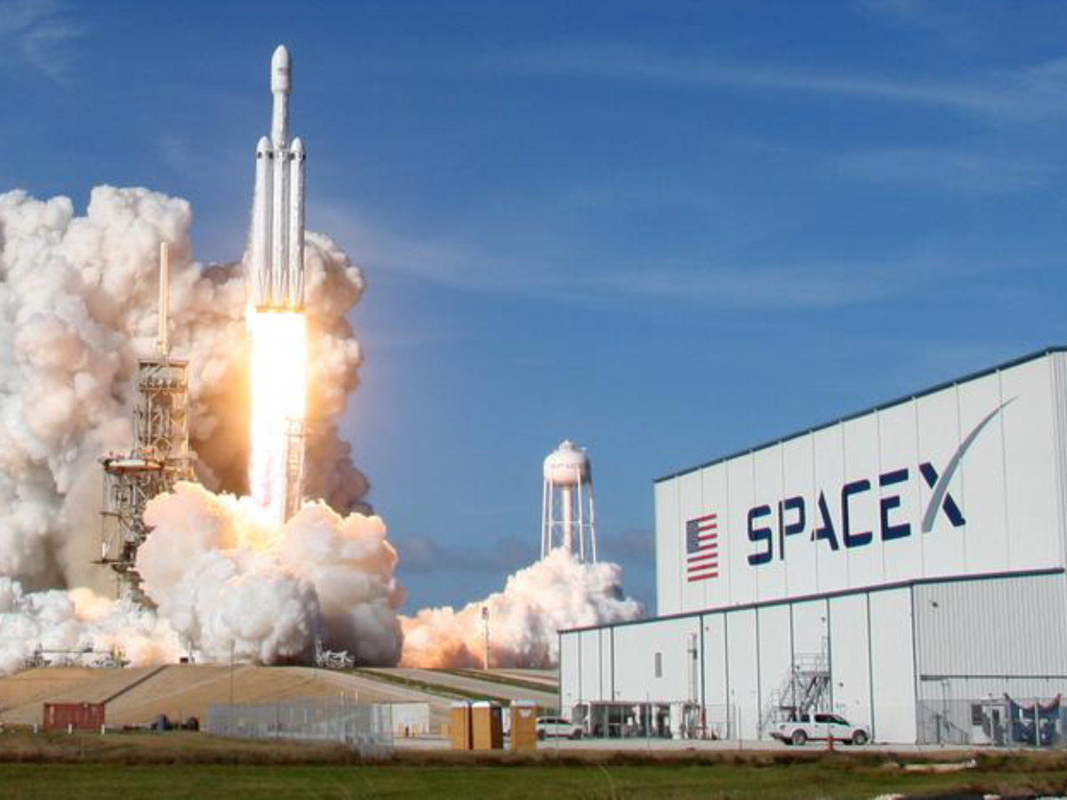 سبيس إكس تطلق 28 قمراً صناعياً جديداً من ستارلينك وتصل بالإجمالي إلى أكثر من 10 آلاف قمر