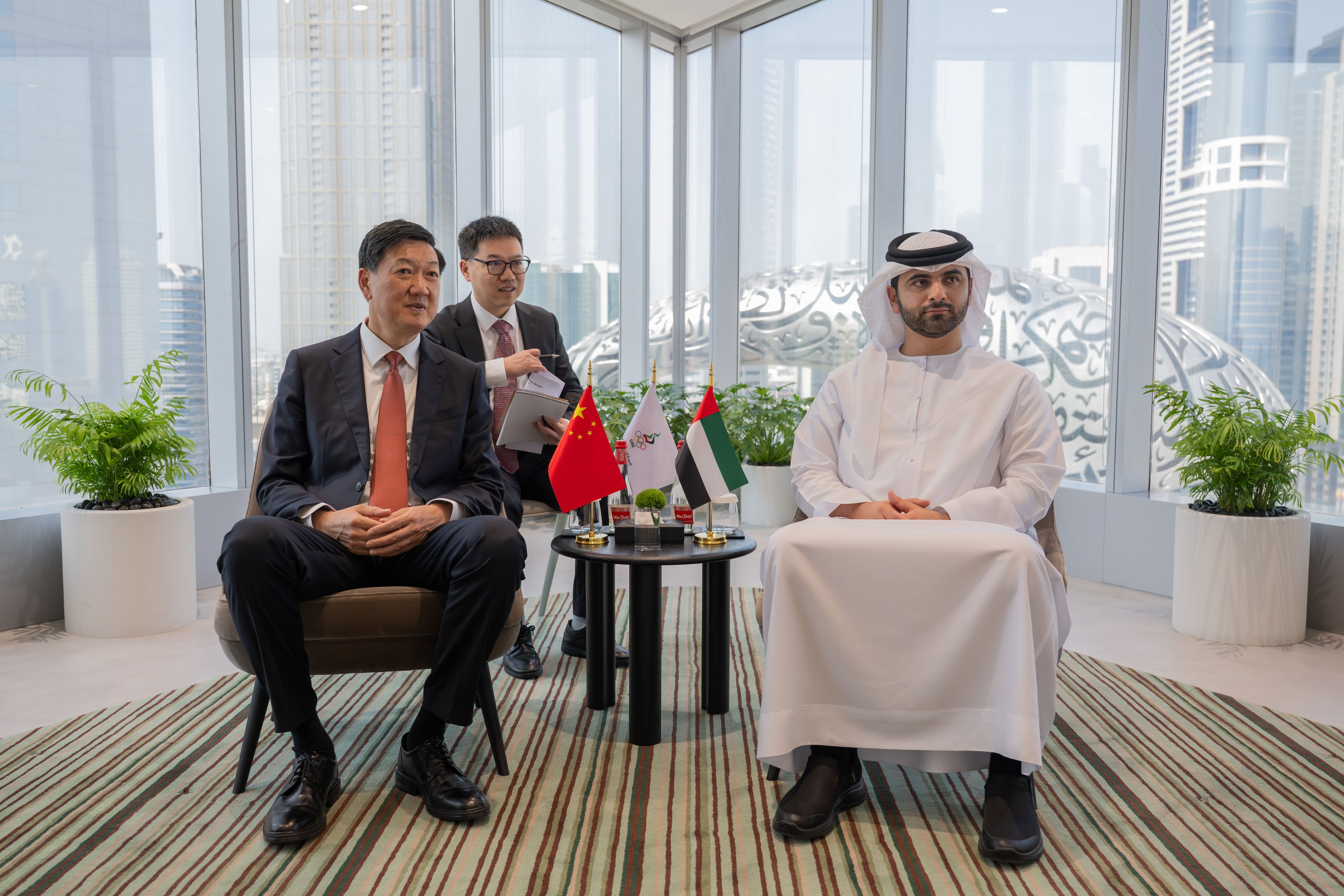 منصور بن محمد يبحث تعزيز التعاون الرياضي مع رئيس اللجنة الأولمبية الصينية