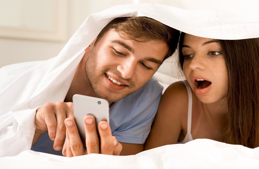 استخدام الهاتف ليلاً.. خطر يتجاوز الأرق ويهدد الغدة الدرقية والصحة العامة