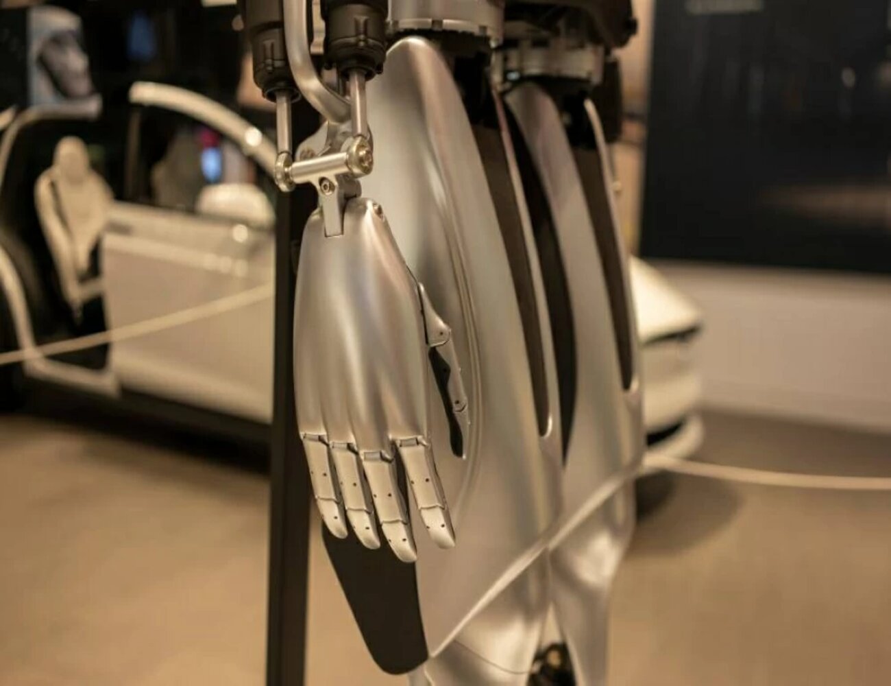 مصانع السيارات تتحول إلى مختبرات للروبوتات الشبيهة بالبشر