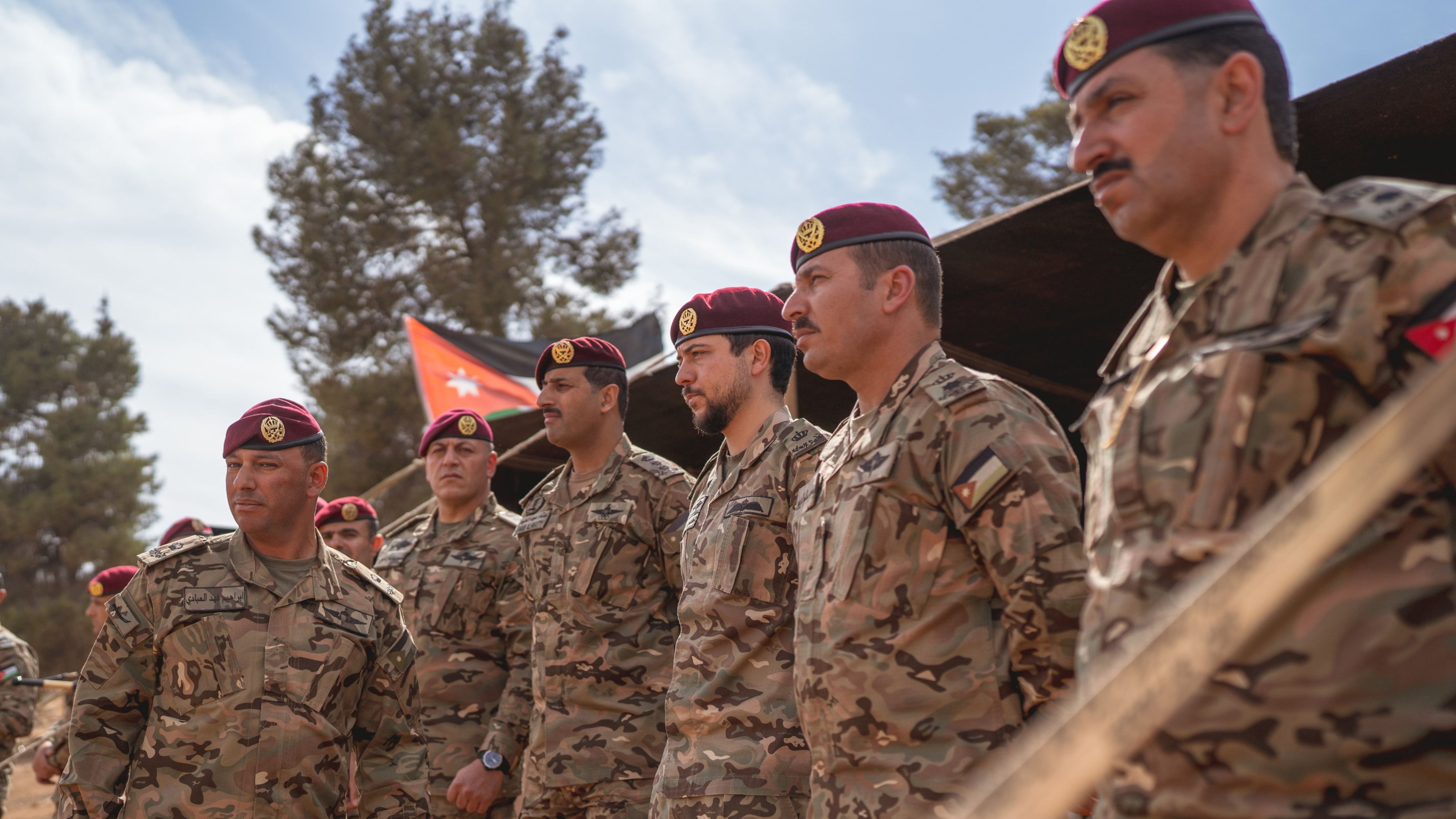 ولي العهد يتابع تمرين ختام دورة القوات الخاصة ويُقلد الخريجين سيف الكتيبة