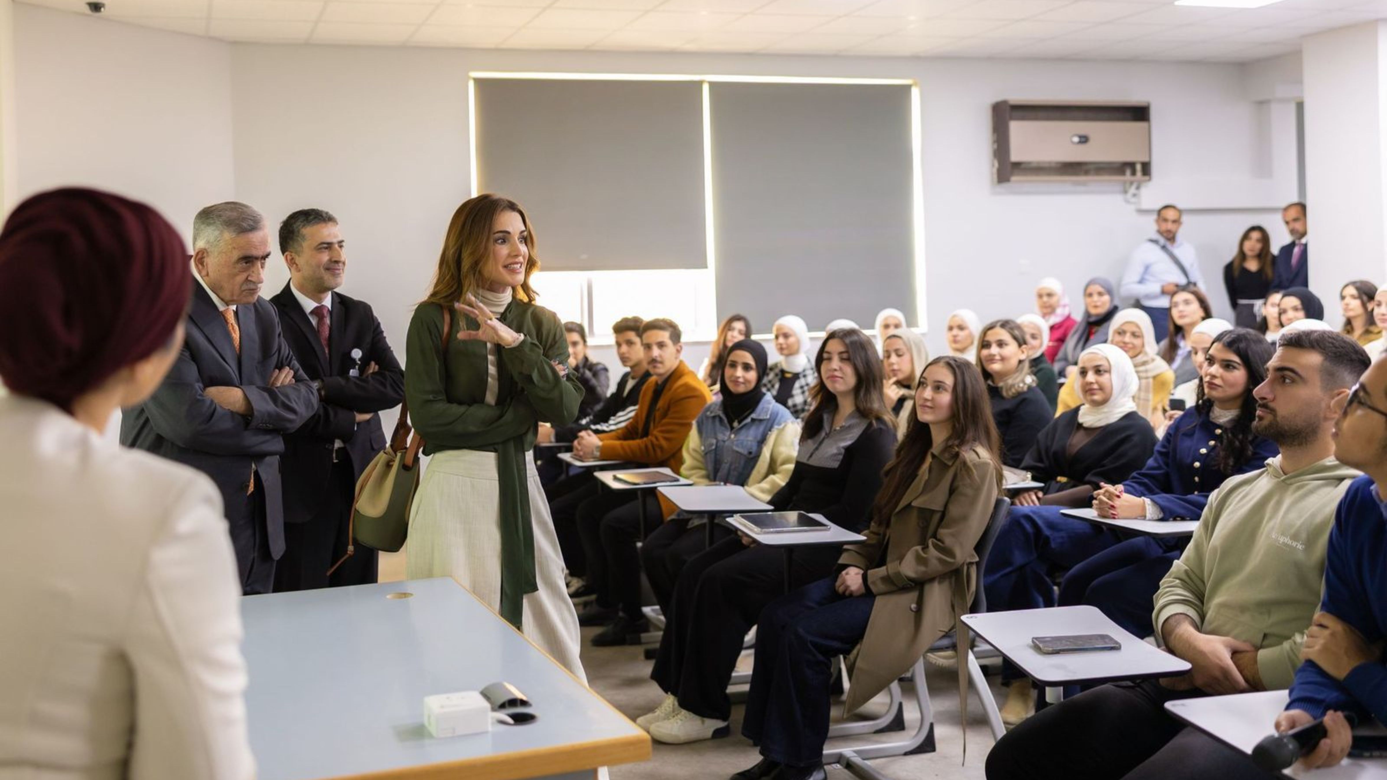 الملكة رانيا تزور الجامعة الأردنية وتشارك باحتفال مرور 20 عاماً على تأسيس الجمعية الملكية للتوعية الصحية