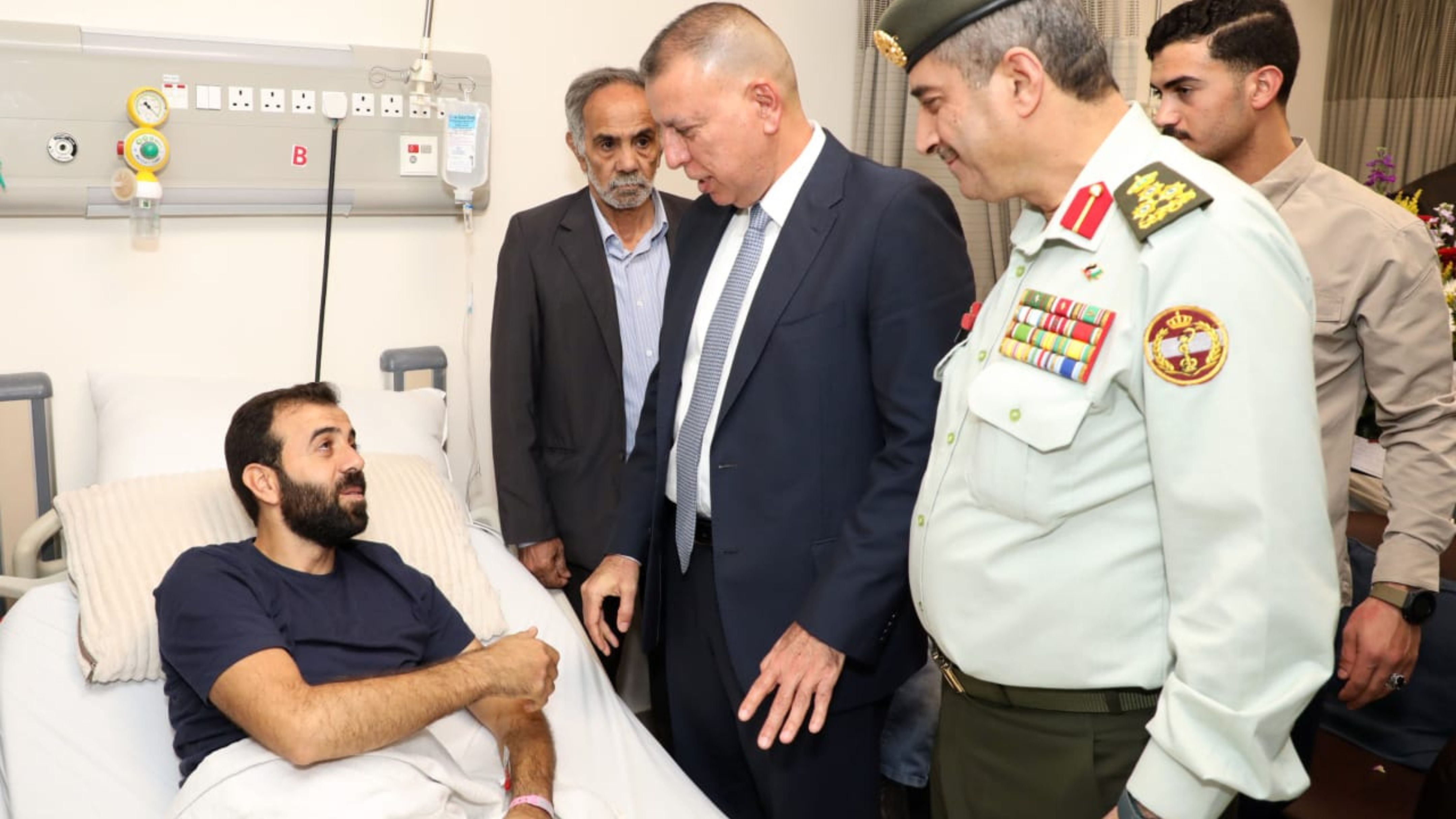 وزير الداخلية الأردني يزور مصابي المداهمة الأمنية في الرمثا ويطمئن على علاجهم