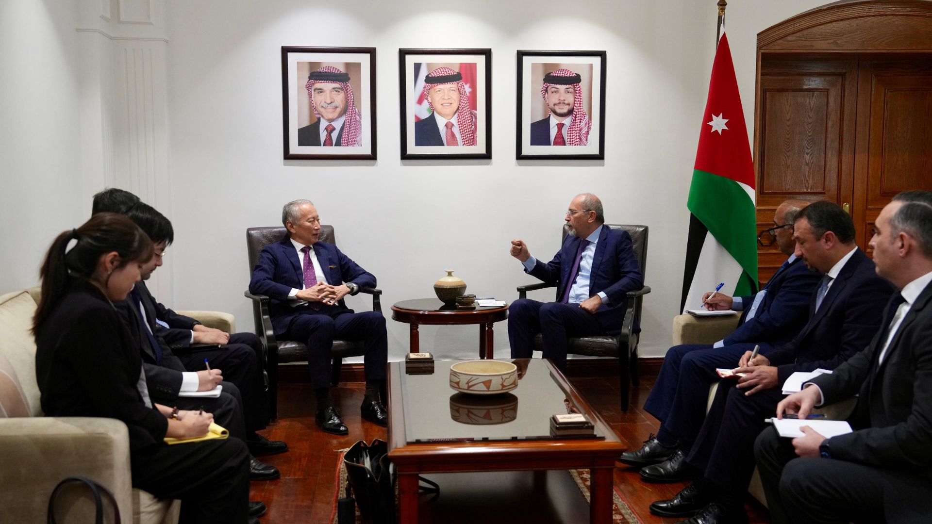 الصفدي يؤكد ضرورة الالتزام بوقف إطلاق النار في غزة خلال لقائه المسؤول الياباني لملف الإعمار