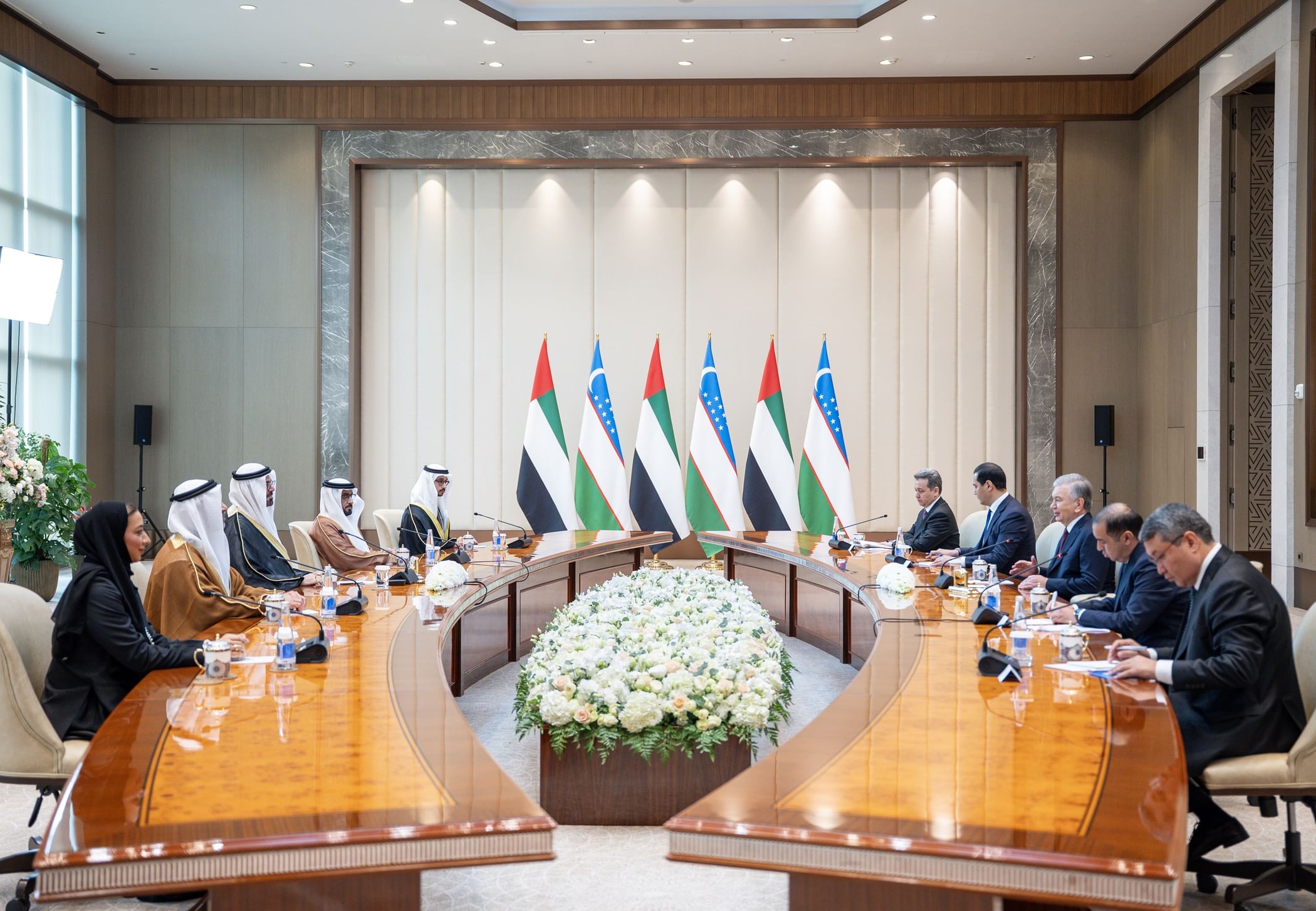 رئيس جمهورية أوزبكستان يستقبل وفد حكومة دولة الإمارات ويتابع تجديد الشراكة الاستراتيجية في التحديث الحكومي