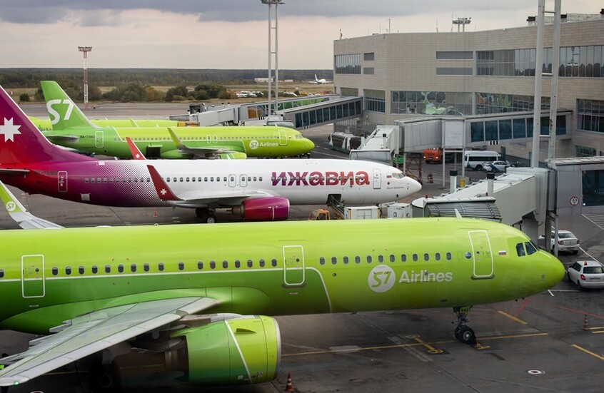 S7 للطيران تطلق زيًّا عمليًا يسمح للمضيفات بالأحذية الرياضية