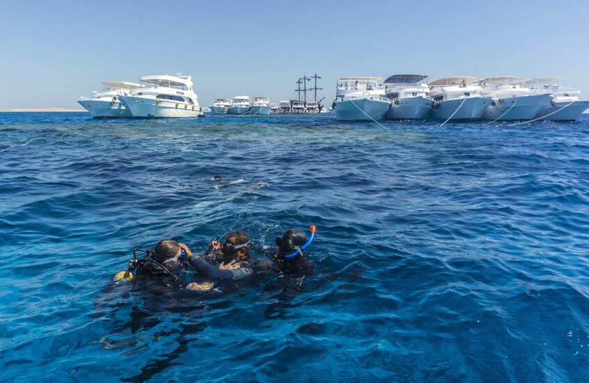 إنقاذ 30 شخصاً بعد جنوح لنش غوص سياحي على شعاب مرجانية شمال مرسى علم