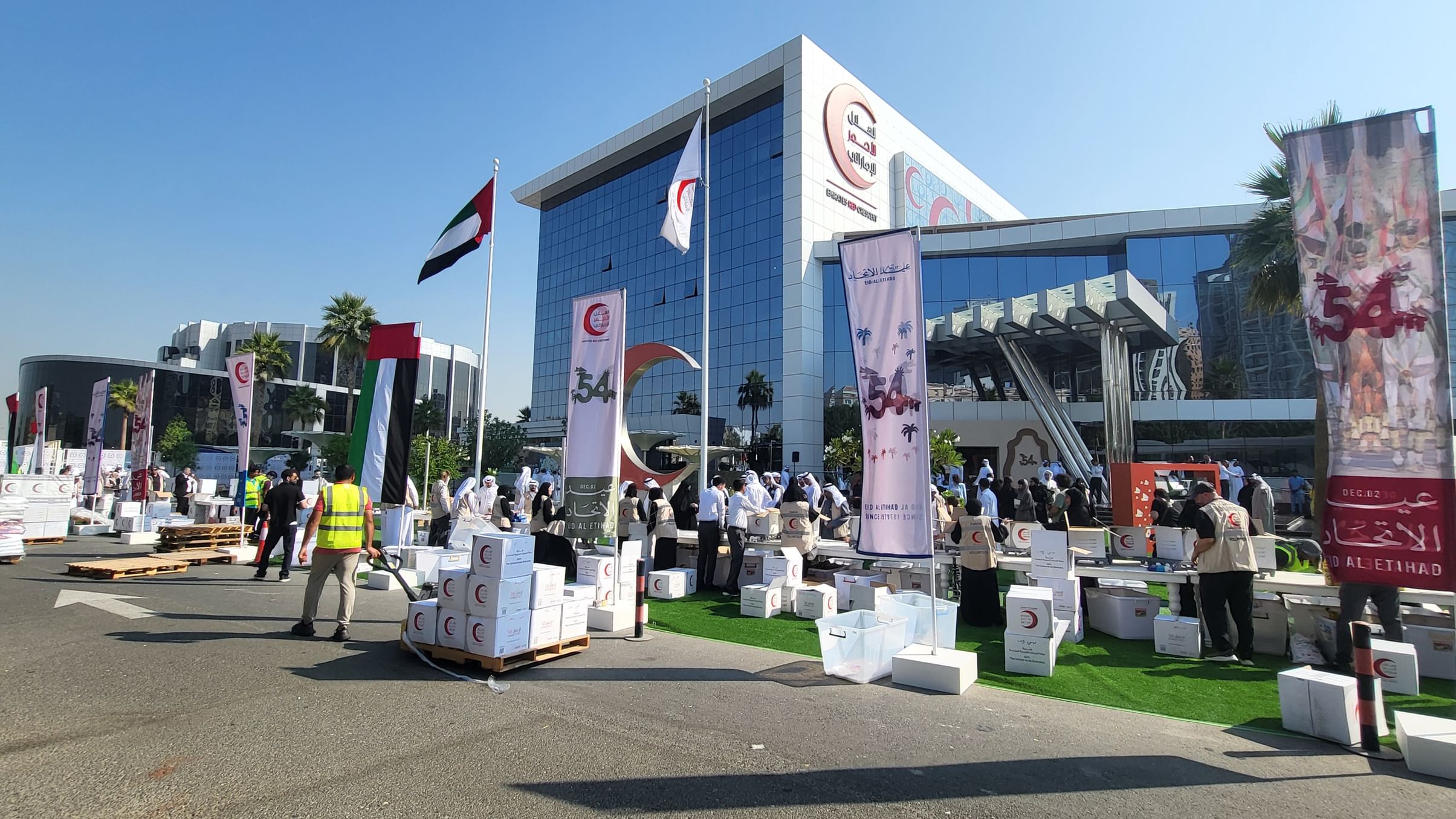 الهلال الأحمر الإماراتي يطلق مبادرة إنسانية لإرسال 1971 طرداً إغاثياً إلى غزة احتفاءً بعيد الاتحاد الـ54