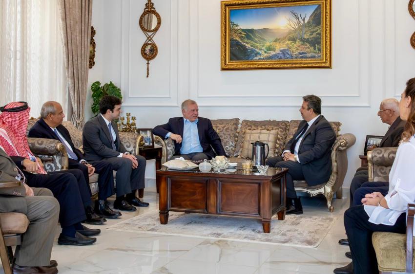 الملك عبدالله الثاني يقدّم واجب العزاء للسفير منار الدباس بوفاة والدته