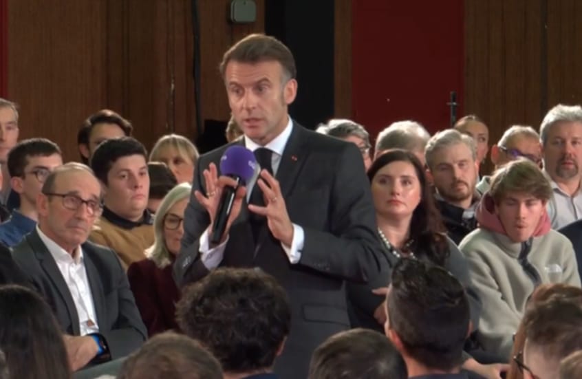 ماكرون يعتزم تعميم حظر الهواتف المحمولة في المعاهد الثانوية لمواجهة "أزمة التعلّم