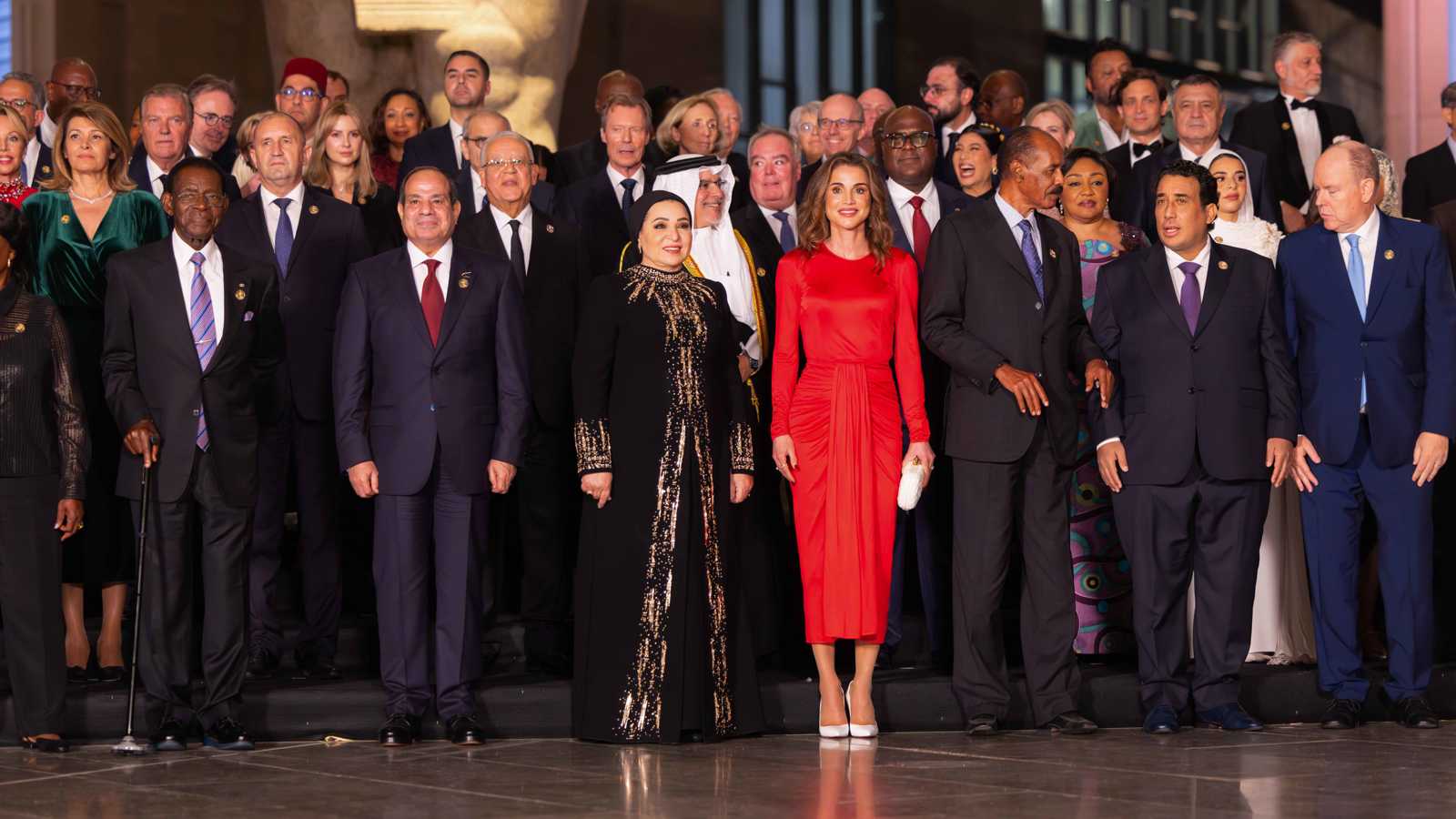 الملكة رانيا تعبر عن إعجابها بحفل افتتاح المتحف المصري الكبير