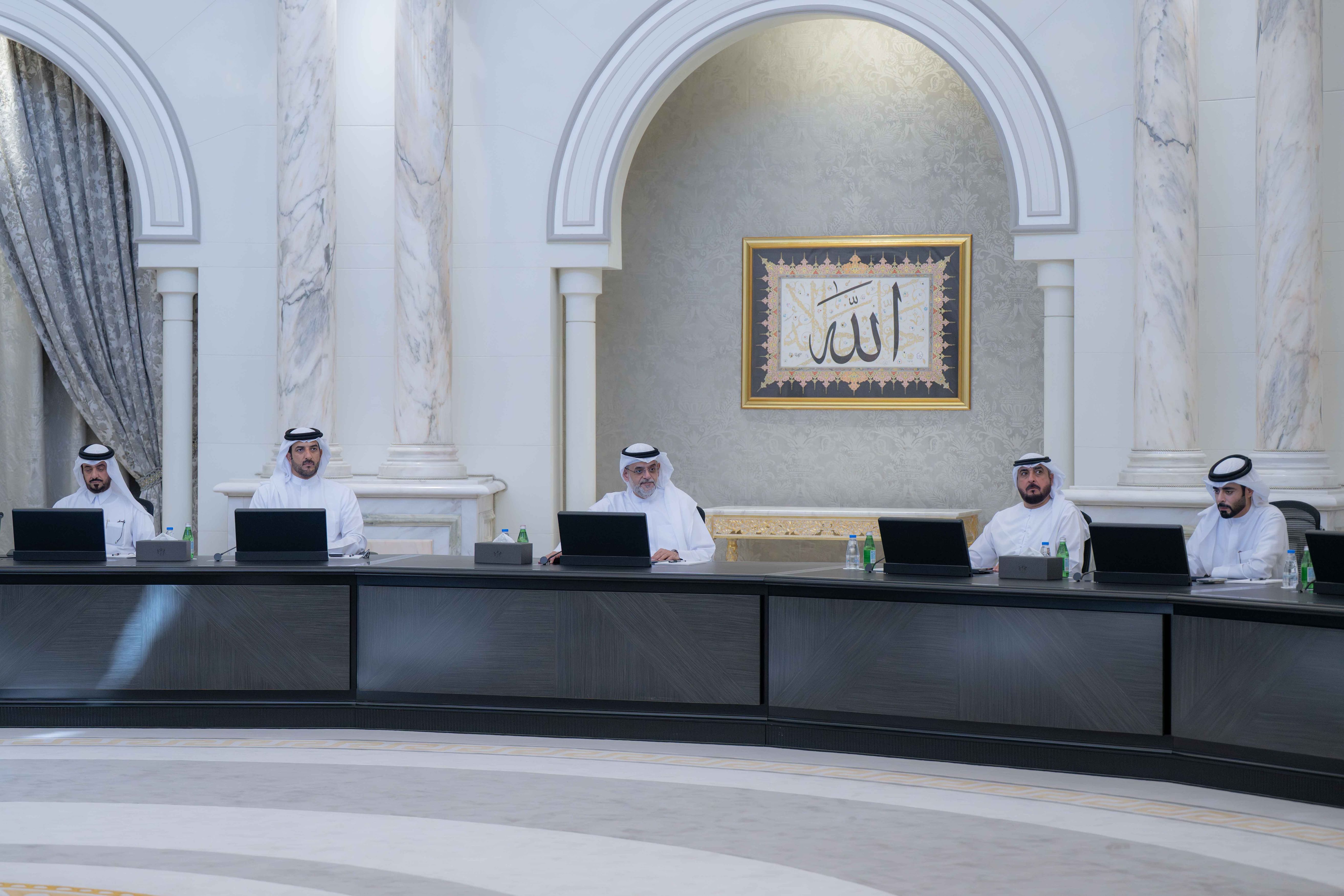  ولي عهد الشارقة يترأس اجتماع المجلس التنفيذي لاعتماد الهيكل التنظيمي لدائرة شؤون البلديات ومراجعة الأداء المالي للنصف الأول من 2025