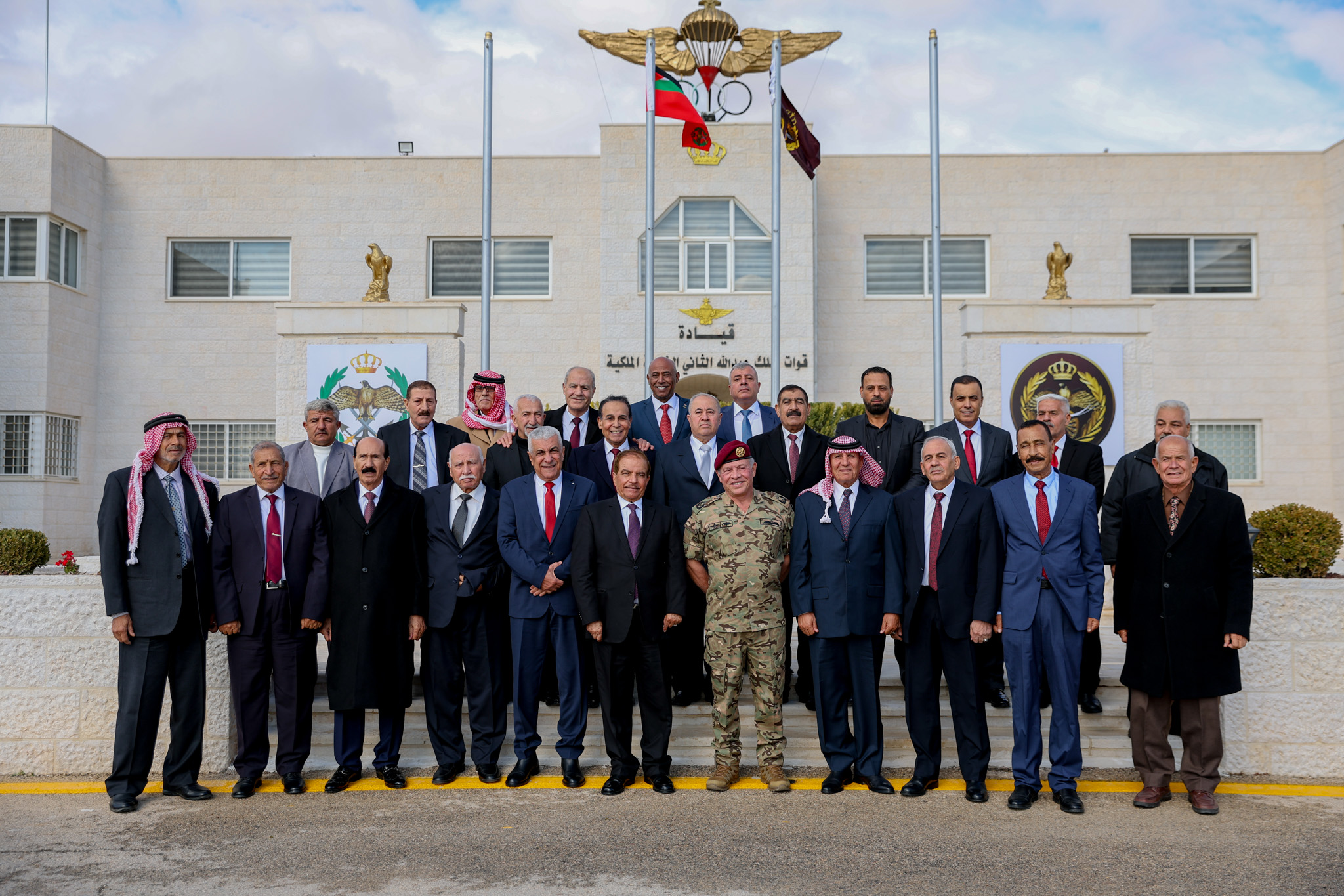 الملك عبدالله الثاني يلتقي متقاعدي القوات الخاصة ويستذكر ذكريات الخدمة معهم