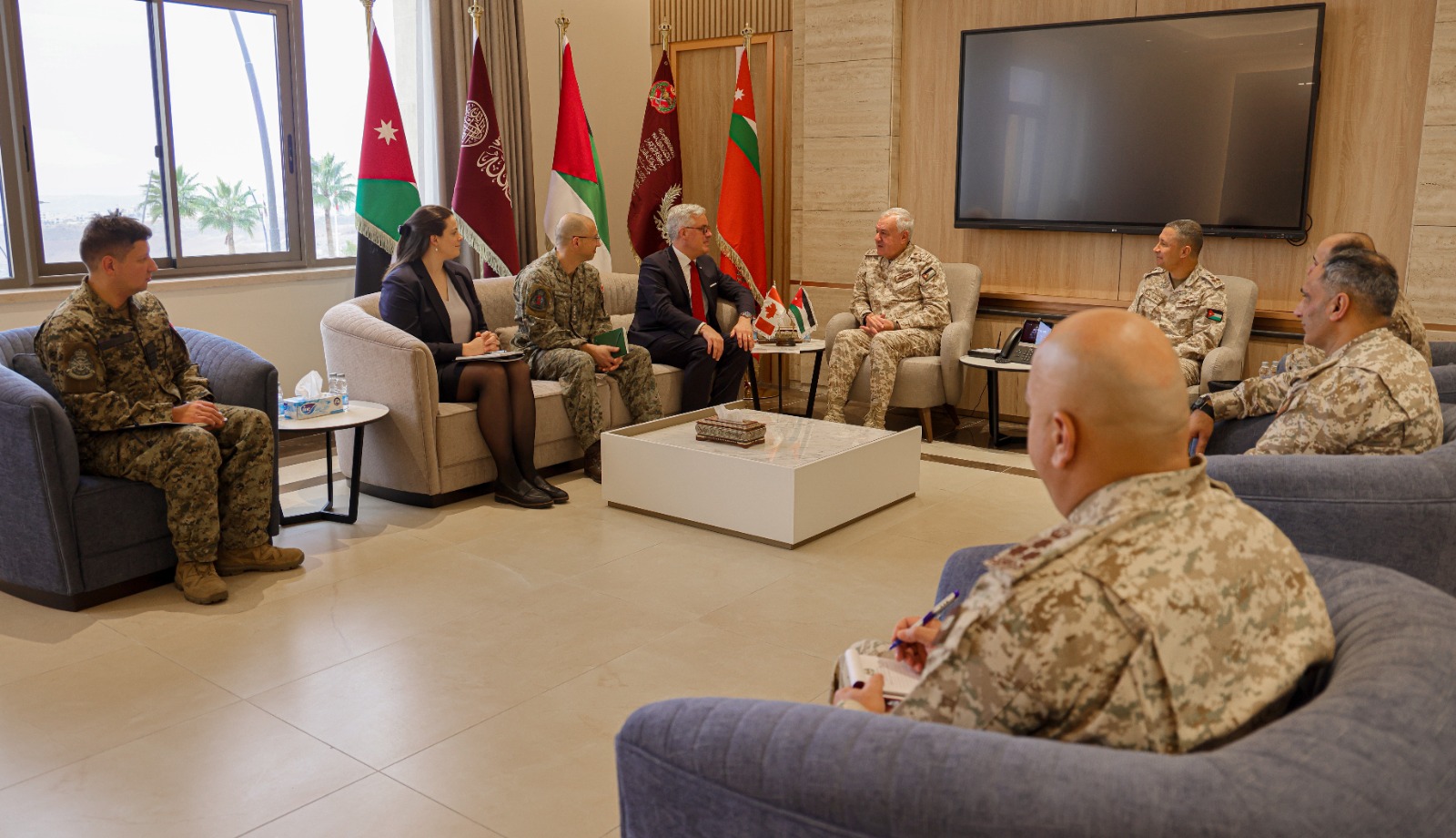 الحنيطي يبحث تعزيز التعاون العسكري مع القيادة الكندية في عمان