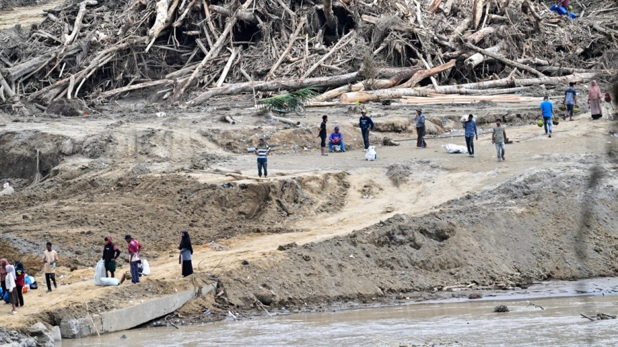 إندونيسيا: حصيلة الفيضانات ترتفع إلى نحو ألف قتيل ونقص حاد في المساعدات