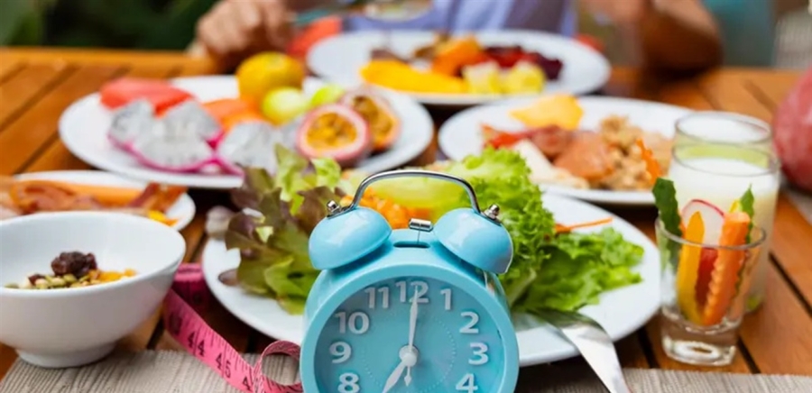 دراسة جديدة تكشف كيف يؤثر الصيام المتقطع على الدماغ والأمعاء لفقدان الوزن