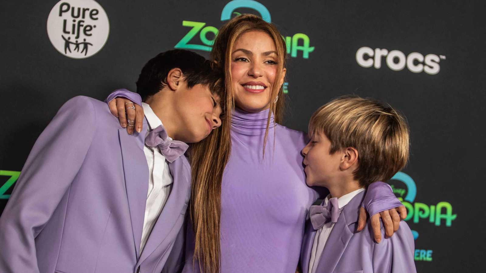 شاكيرا تصعد المسرح مع طفليها لأول مرة خلال جولتها في بوينس آيرس