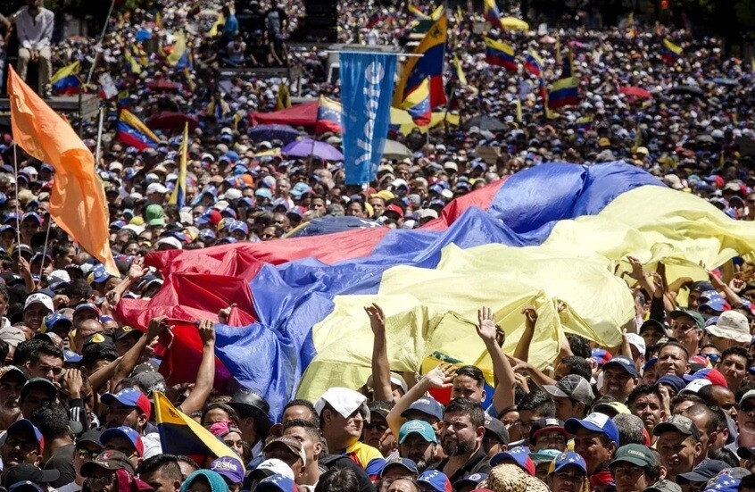 مسؤول فنزويلي: إعلان ترامب إغلاق المجال الجوي قد يكون غطاءً لتدخل عسكري وشيك