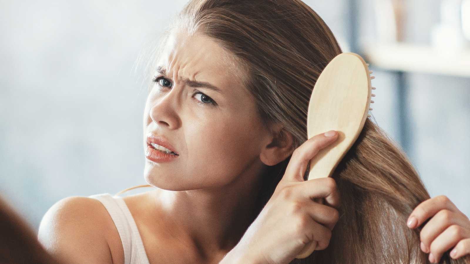 الأسباب الخفية لتساقط الشعر وطرق التعامل الفعّال معه