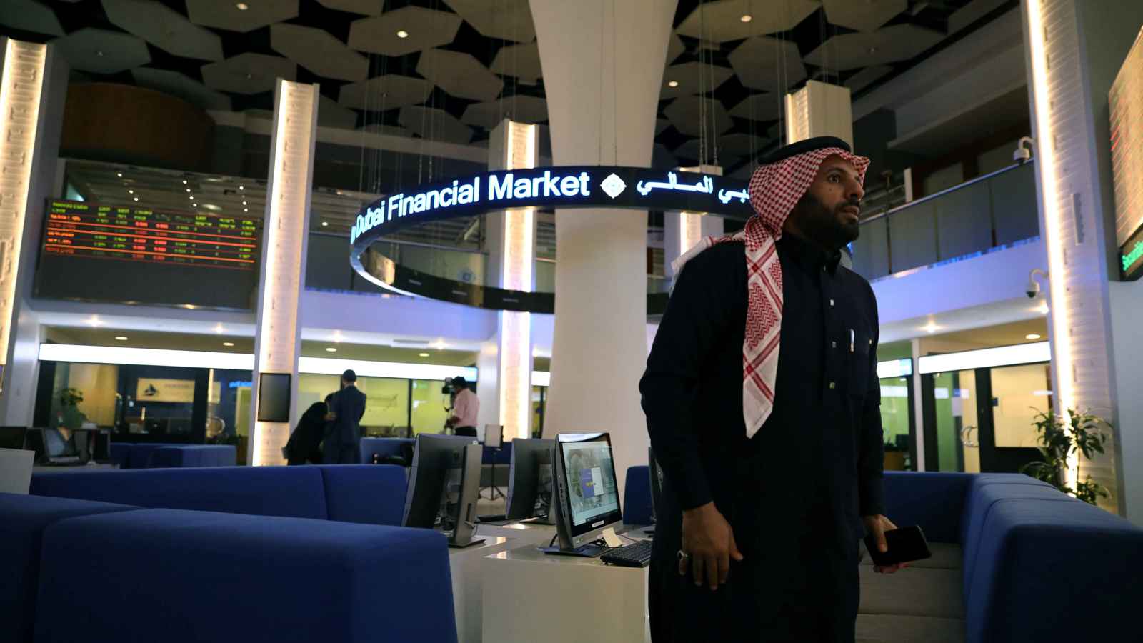 أسواق الأسهم الخليجية تتراجع مع انخفاض أسعار النفط وسط موسم عطلات