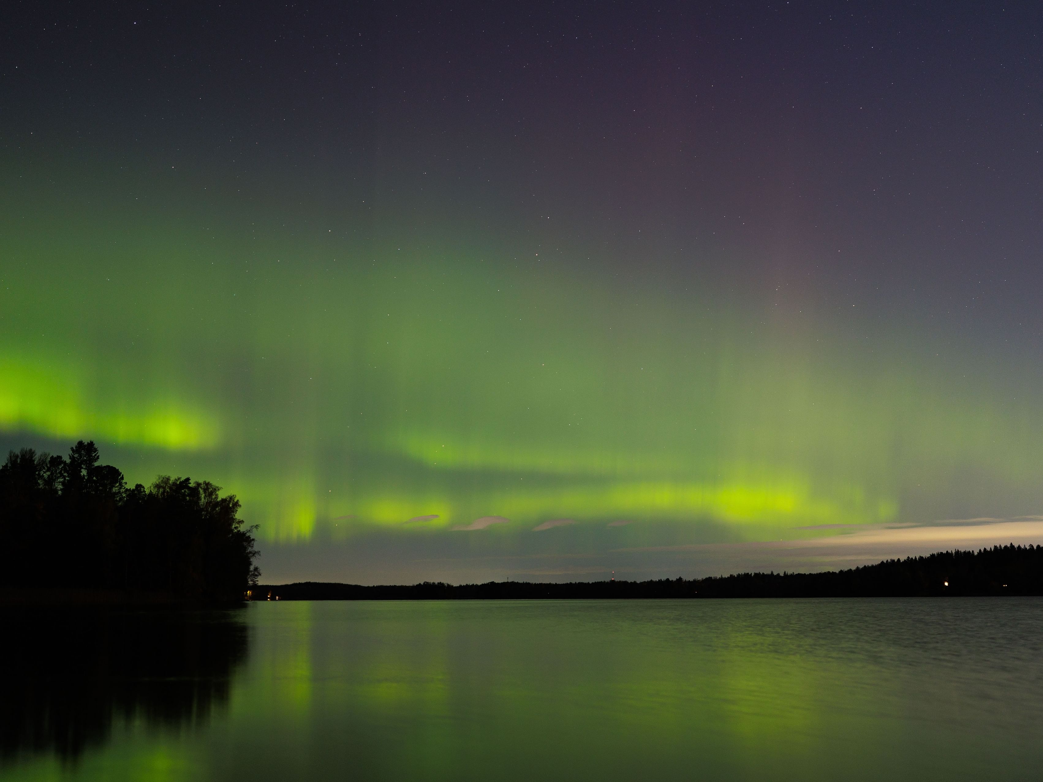 الشفق القطبي يزين سماء النمسا في ظاهرة فلكية نادرة