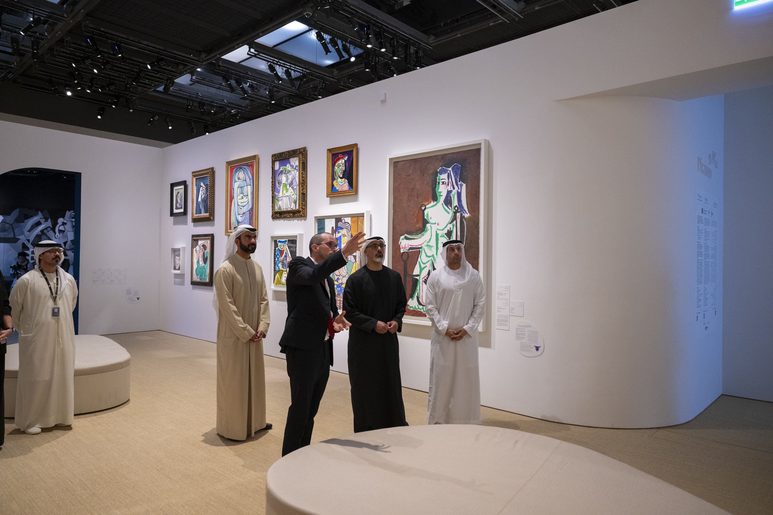 خالد بن محمد بن زايد يطّلع على المعارض الفنية الموسمية في متحف اللوفر أبوظبي