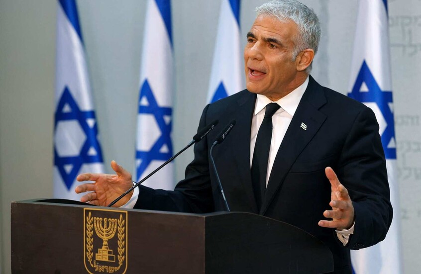 لبيد يهاجم نتنياهو بسبب إشراك تركيا وقطر في إدارة غزة ويقترح تولي مصر إدارة القطاع