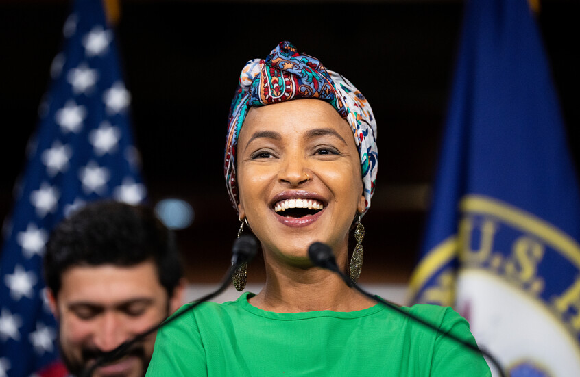 ترامب يهاجم النائبة الديمقراطية إلهان عمر ويطالب بسجنها أو ترحيلها إلى الصومال
