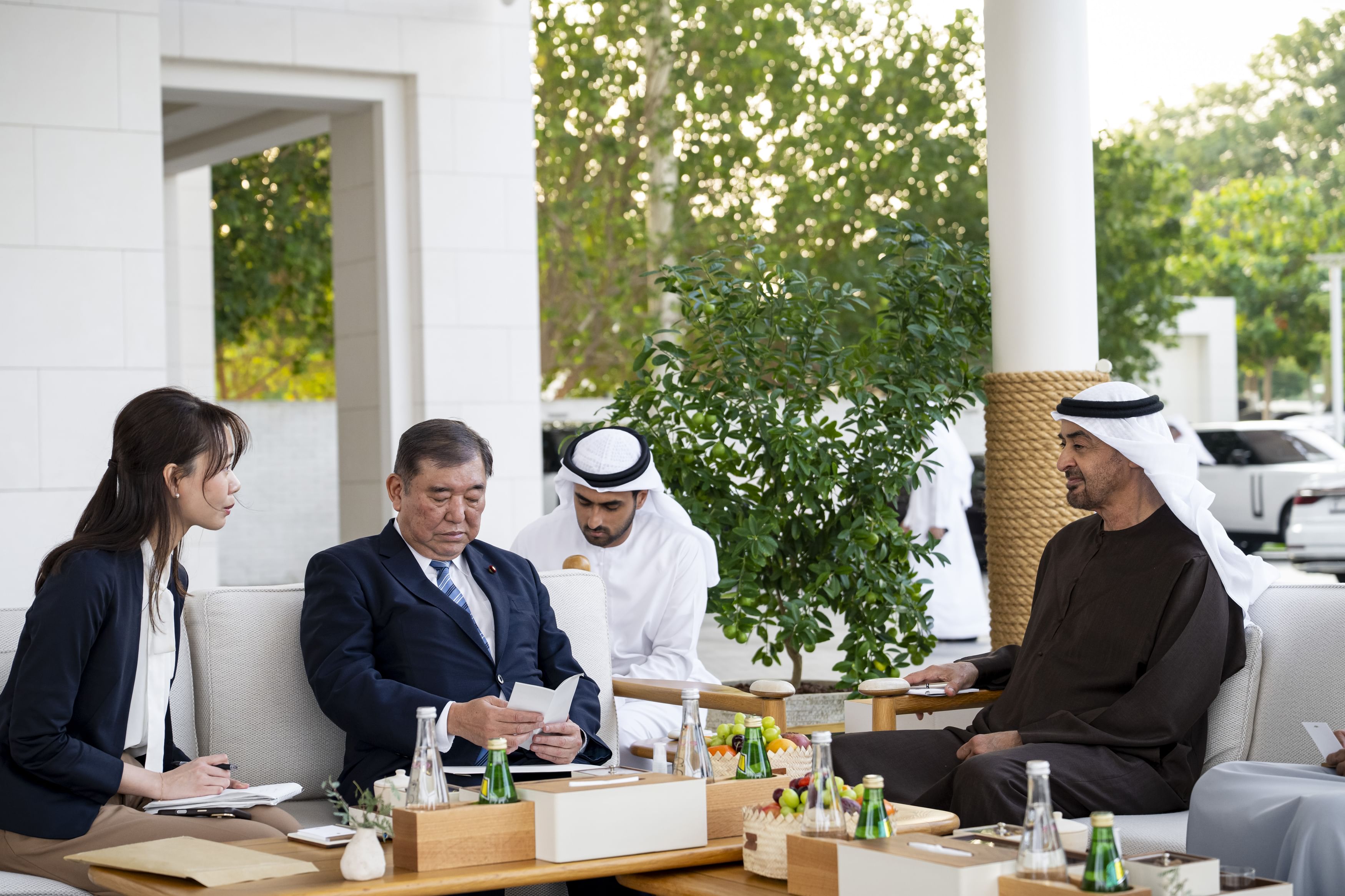 محمد بن زايد يتلقى رسالة خطية من رئيس وزراء اليابان لتعزيز التعاون والصداقة