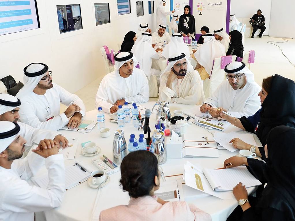 محمد بن راشد يقود نموذج الخلوات الوزارية لتطوير العمل الحكومي في الإمارات
