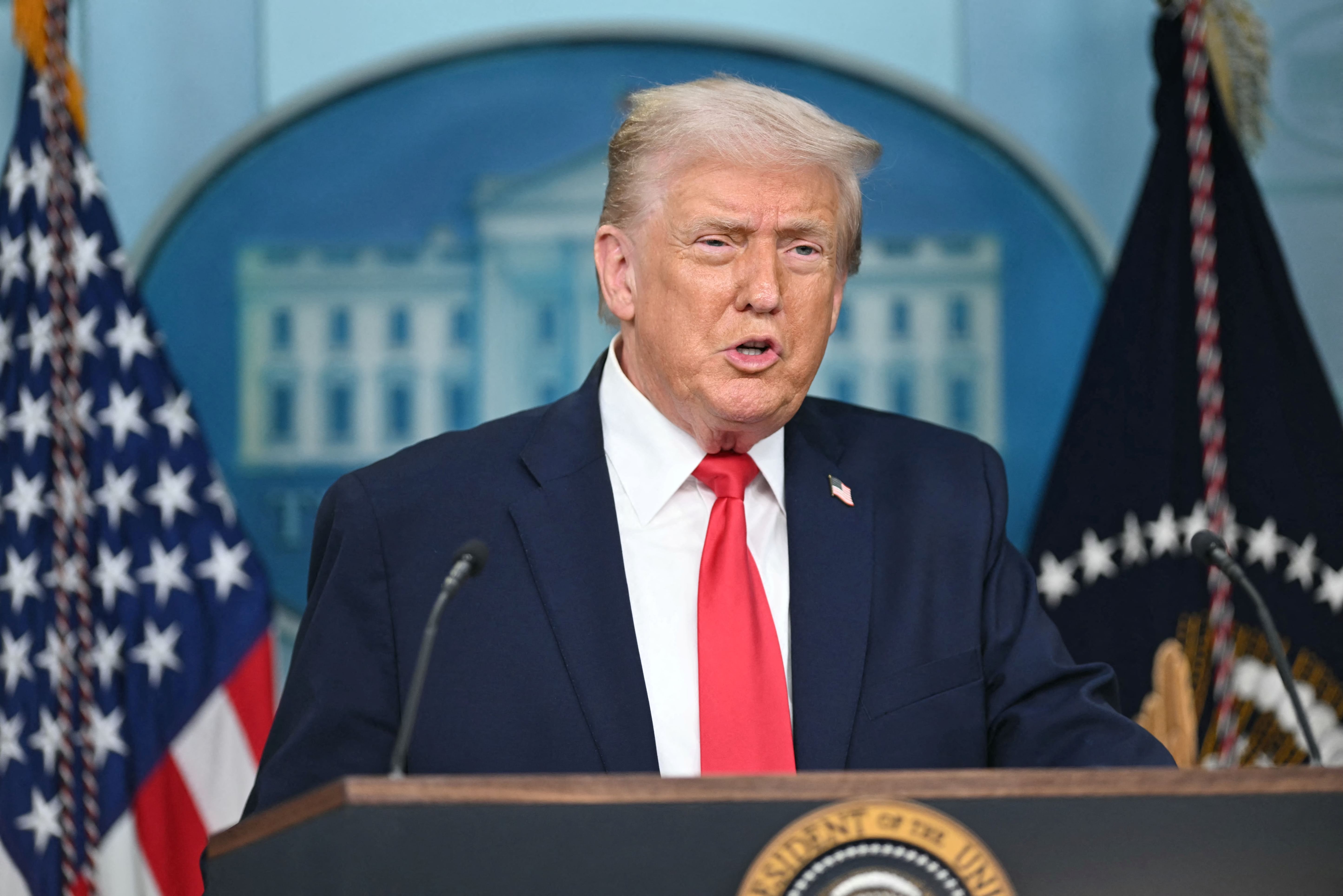 ترامب يهدد كندا برسوم جمركية 100% حال توقيع اتفاق مع الصين