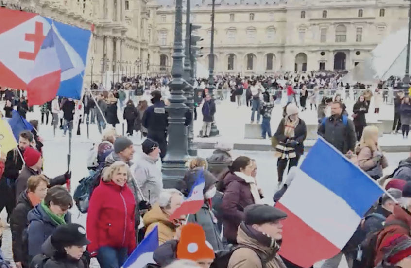 متظاهرون في باريمزقون علم الاتحاد الأوروبي خلال مسيرة للمطالبة بخروج فرنسا من التكتل