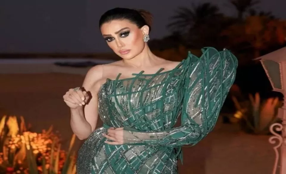 غادة عبد الرازق تتألق في باريس وتحدث جدلاً