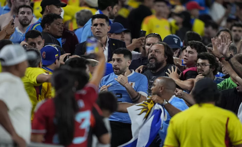 اشتباك بين لاعبي أوروجواي وجماهير كولومبيا اشتباك بين لاعبي أوروجواي وجماهير كولومبيا