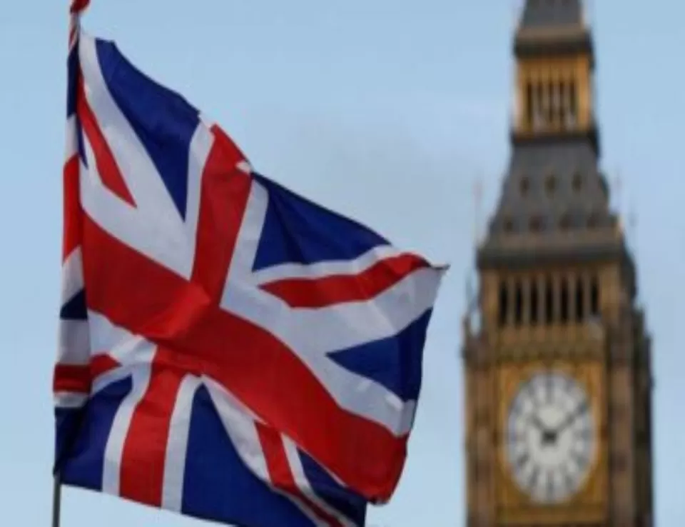 بريطانيا تطالب مواطنيها بمغادرة لبنان وتجنب السفر إليه 