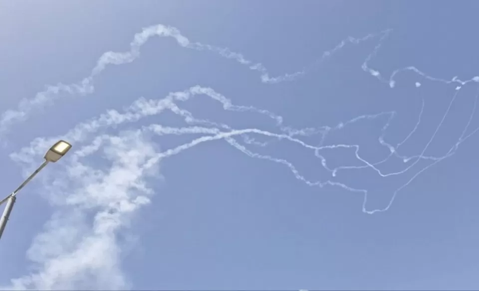 قصف صاروخي من لبنان يستهدف الجليل ومروحيات إسرائيلية تنقل جنوداً مصابين