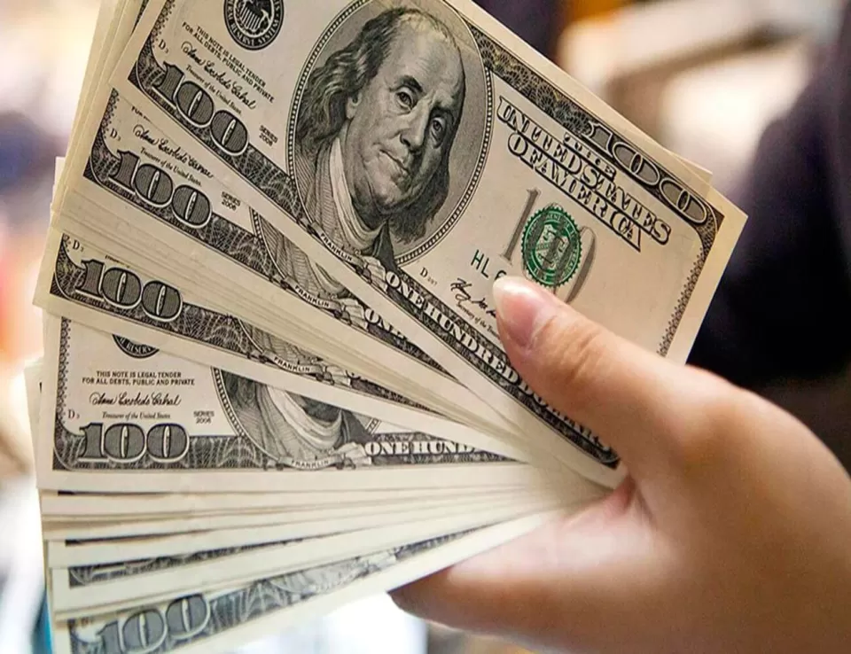  الدولار يتراجع  عالميا مع انسحاب بايدن 