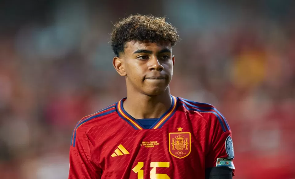 الطفل المعجزة لامين يامال .. لماذا فضل تمثيل منتخب إسبانيا على منتخب المغرب؟ الطفل المعجزة لامين يامال .. لماذا فضل تمثيل منتخب إسبانيا على منتخب المغرب؟