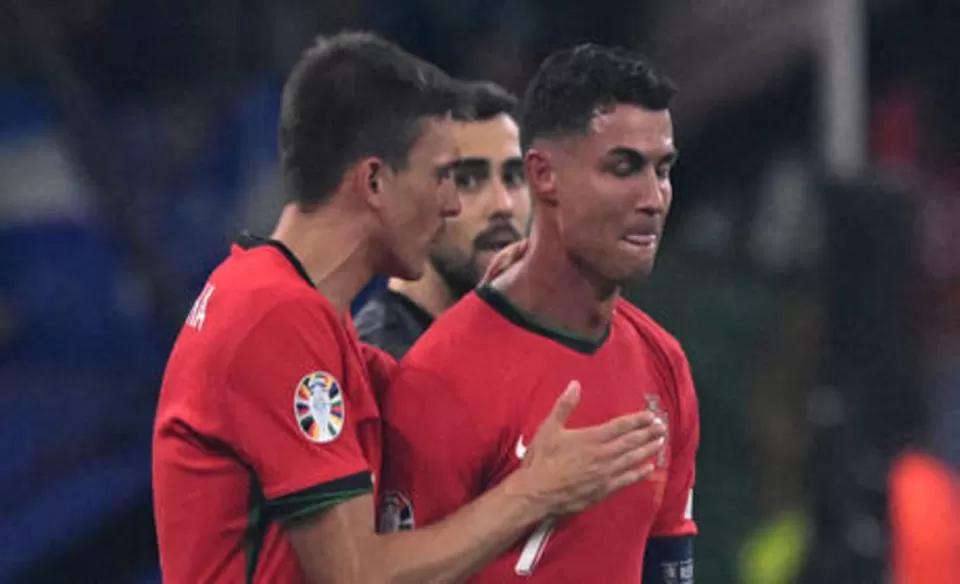 رونالدو يكشف سبب بكائه بعد إهدار ركلة جزاء أمام سلوفينيا في يورو 2024 رونالدو يكشف سبب بكائه بعد إهدار ركلة جزاء أمام سلوفينيا في يورو 2024