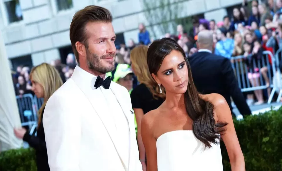 ديفيد وفيكتوريا بيكهام يُعيدان إحياء ذكرى زفافهما بملابس أرجوانية ديفيد وفيكتوريا بيكهام يُعيدان إحياء ذكرى زفافهما بملابس أرجوانية