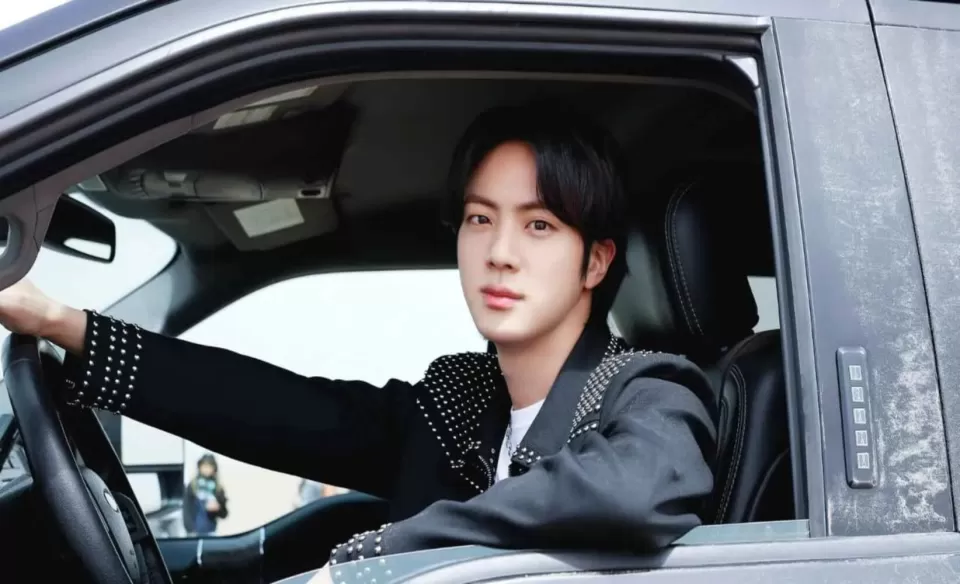 جين عضو BTS يحطم التوقعات بحمله شعلة أولمبياد باريس 2024
