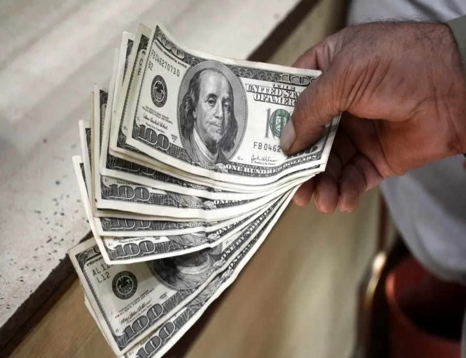  تراجع الدولار واليورو بعد بيانات أوروبية غير مشجعة