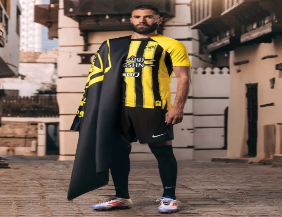 بنزيما يكشف الطقم الجديد لنادي إتحاد جدة السعودي 